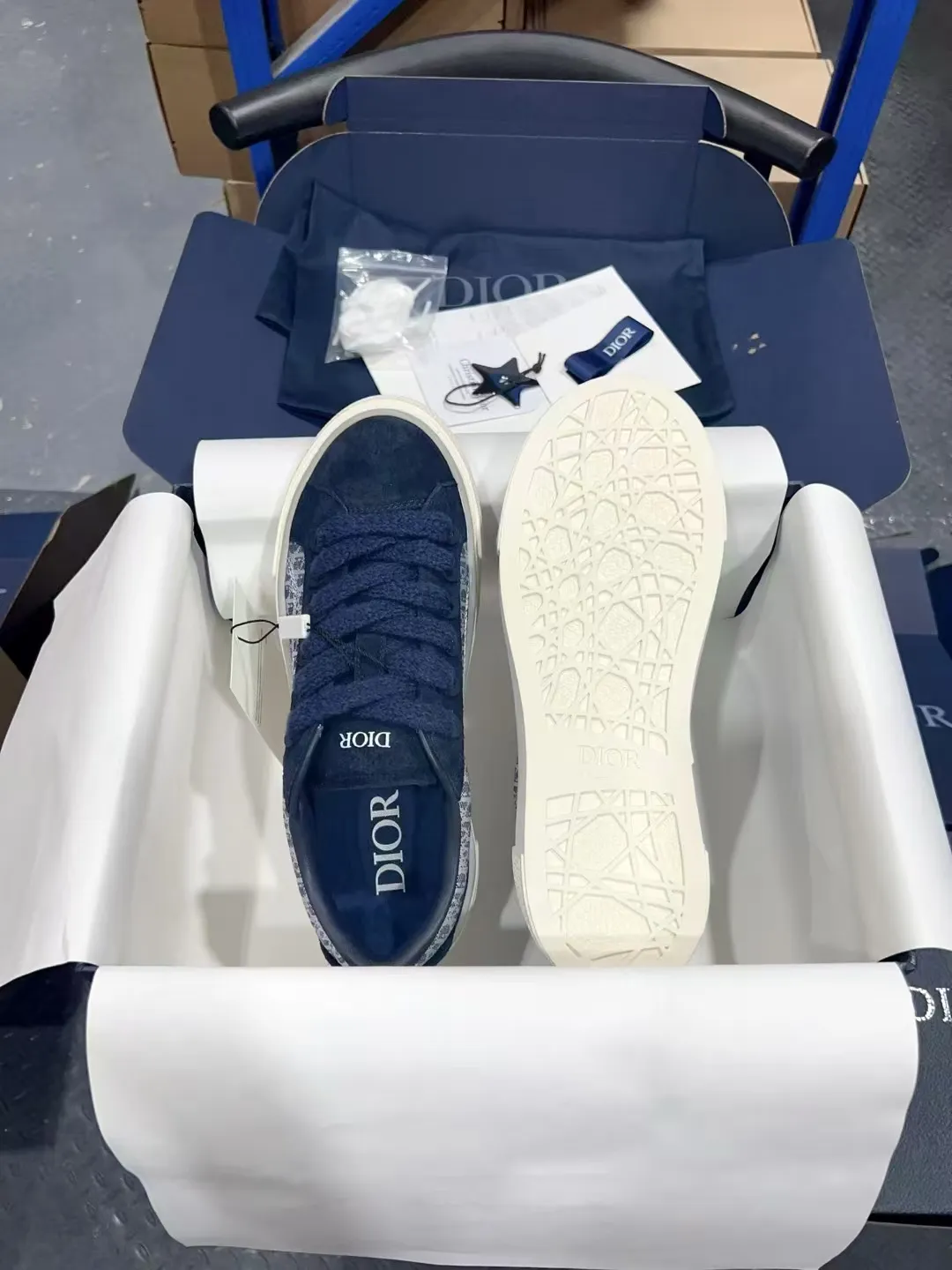 👟👟Ex-factory price 560👟👟 𝐃𝐢𝐨𝐫 𝐱 𝐒𝐭𝐨𝐧𝐞 𝐈𝐬𝐥𝐚𝐧𝐝 𝐁𝟯𝟯 Dior co-branded Stone Island new casual sports shoes Skateboard shoes 111111111 This B33 sneaker comes from the DIOR AND STONE ISLAND limited series. It is a new interpretation of the classic tennis shoe. The fashionable silhouette highlights the heavy texture. The black-dyed cotton has a delicate wash and soft texture, and is finished with the classic Oblique print on the sides, paying homage to the exceptional craftsmanship of the exclusive collaboration. The tongue is embossed with the Dior signature, while cannage panels on the front, DIOR AND STONE ISLAND signature on the back and insole. The rubber outsole features the Dior Oblique pattern, while a contrasting Dior 30 Avenue Montaigne signature on the rear adds style. It can add a modern touch to various casual looks, and can also be matched with other DIOR AND STONE ISLAND items. Exquisite packaging at the delivery counter🛍📦 Customized cowhide material, sheepskin lining, original molded outsole Size: 35-45